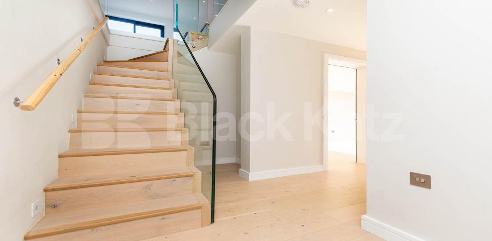 			2 Bedroom, 2 bath, 1 reception Penthouse			 Tottenham Lane, CROUCH END